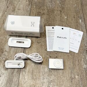 APPLE iPOD SHUFFLE 2nd Generation 1GB Silver w/ Case&Charger UNTESTED FOR PARTS